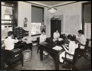 Hombres y mujeres trabajando en el departamento de taquígrafos de R. Martens und Co. Inc., Nueva York, 1916 o 1917